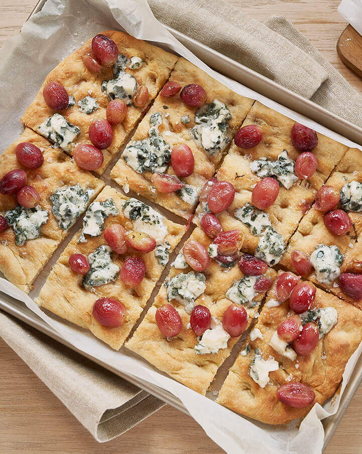 Bread with figs & blue cheese made in Olive Oil